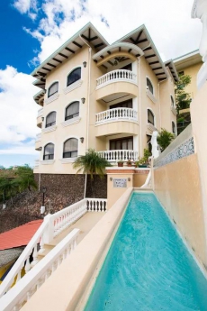 Tropical Chic Penthouse Condo with Ocean Views & 5 min walk to Flamingo Beach